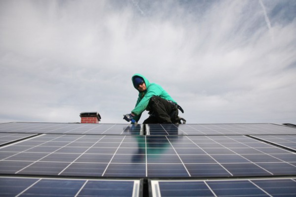 Après les panneaux, Tesla et SolarCity commercialiseront bientôt des toitures solaires