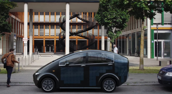 Équipée de panneaux solaires, cette voiture électrique peut se recharger toute seule