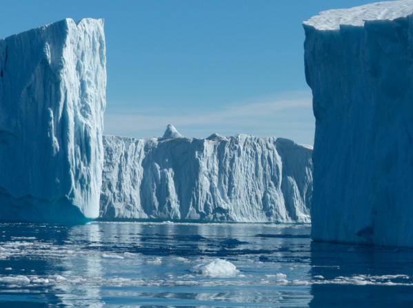 Au Groenland, la grandiose et éphémère ronde des icebergs