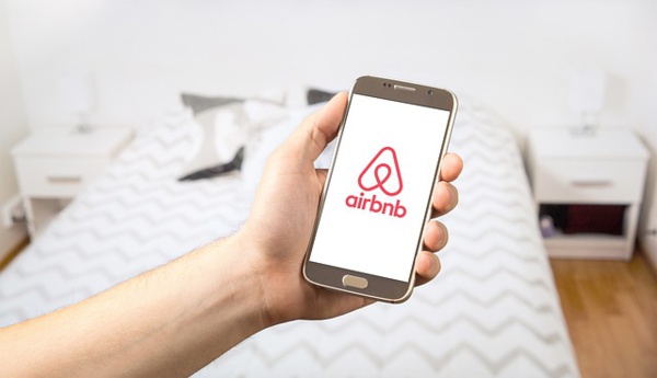 Amis à louer : après le logement, Airbnb veut monétiser l'hospitalité