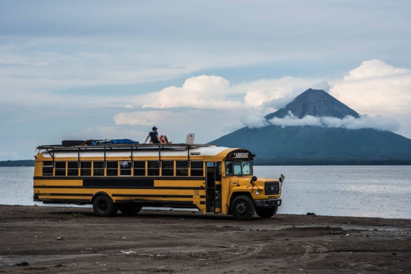 Pour traverser l’Amérique Latine, ces deux Français ont transformé un bus scolaire en hôtel nomade