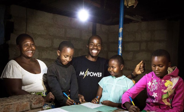 En Tanzanie, un million de maisons vont passer de la bougie au solaire