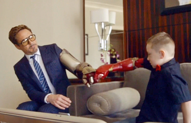 Quand Iron Man remet un bras bionique à un enfant handicapé