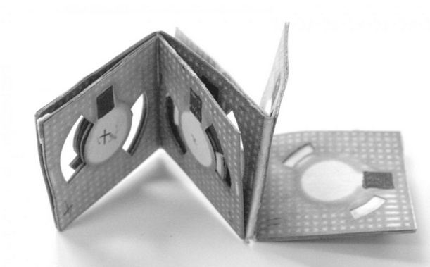 Pour 5 cents, il crée une batterie en origami qui carbure à l'eau usée