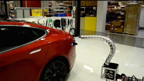 Le pompiste du futur : ce serpent robotique rechargera les voitures Tesla