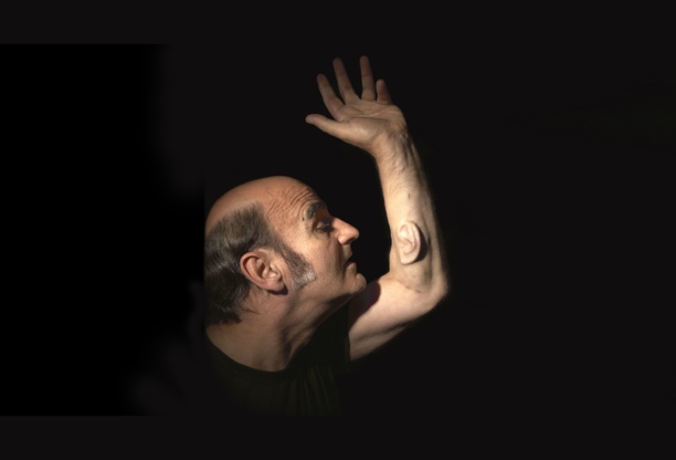 Un artiste australien s'est fait pousser une oreille connectée dans le bras