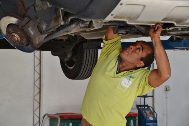 Dans son garage solidaire, Raymond crée de l'emploi et réduit les coûts de réparation