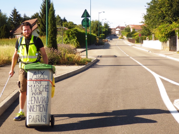 Il marche 1 000 km à travers la France et ramasse plus de 800 kilos de déchets