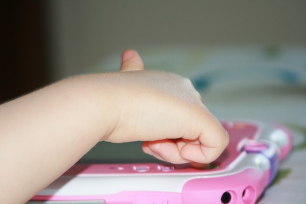 Un sénateur songe à une limitation des publicités de tablettes pour bébés