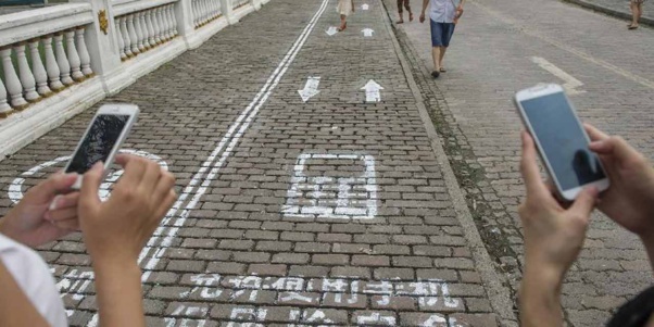 Un Français sur deux utilise son smartphone lorsqu'il traverse la rue
