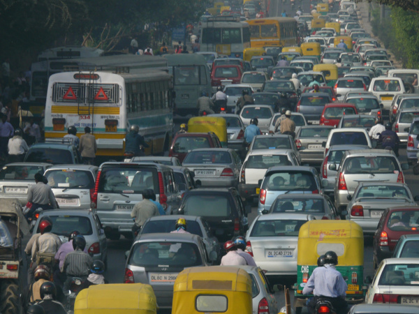 À Delhi, la justice ordonne de retirer l’immatriculation des vieilles voitures